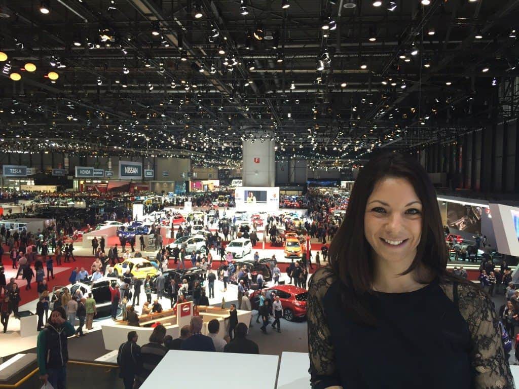 Auto-Salon Blick auf die Halle von oben