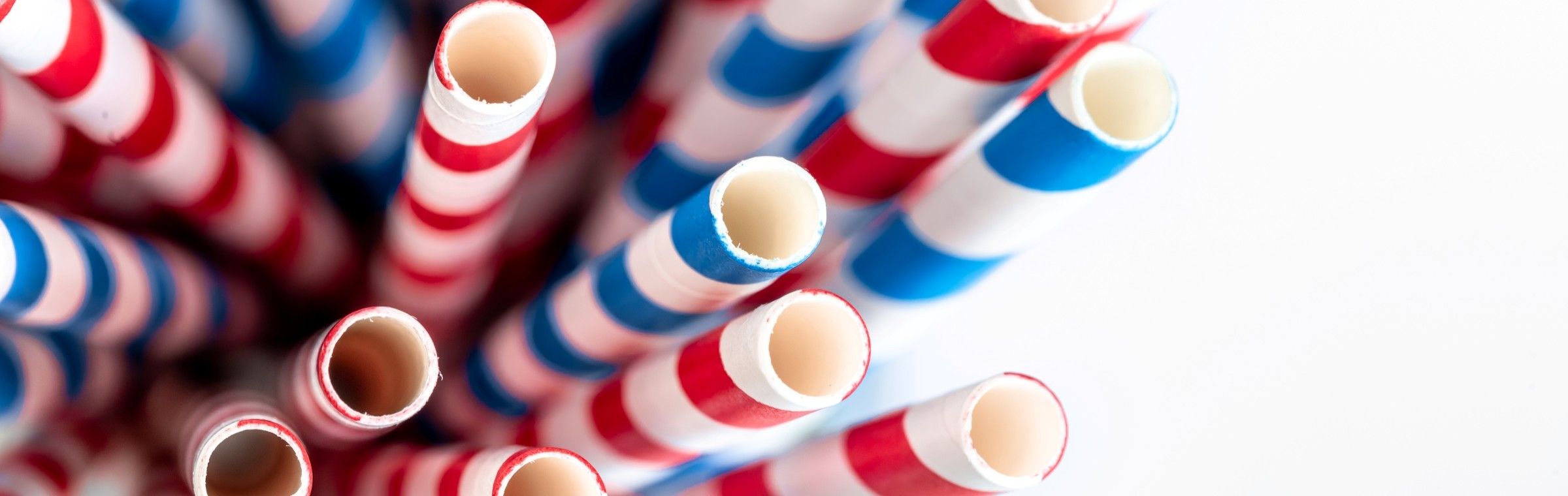 Strohhalme in französischen Farben